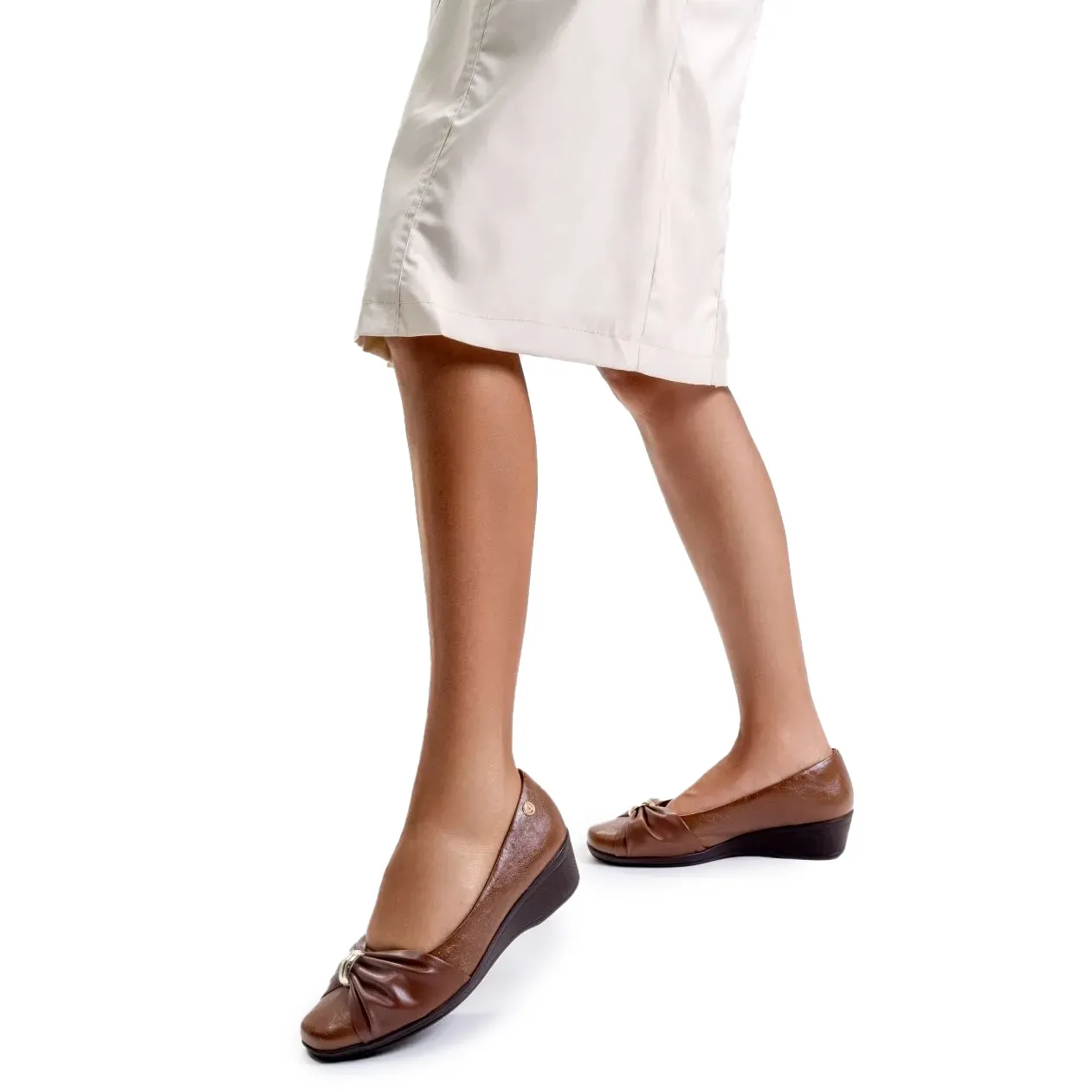 Vista lateral da Sapatilha Comfortflex Anabela Capuccino Feminina em couro marrom com sola preta